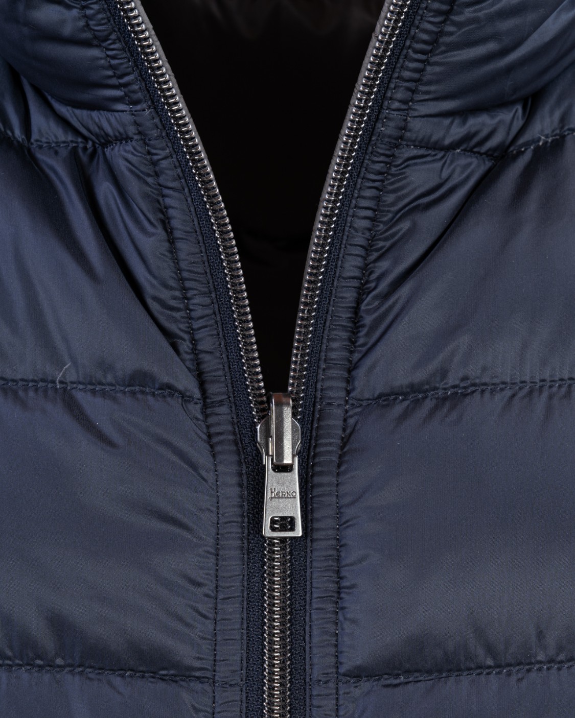 shop HERNO  Gilet: Herno gilet.
Vestibilità regolare.
Collo alto.
Chiusura con zip a doppio cursore.
Tasche a filetto.
Imbottitura in piuma.
Composizione: 100% Poliammide.
Fabbricato in Romania.. PI0200U 12020-9200 number 3989151